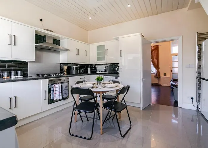 Westfield House, 2Br Sleeps 6, Oldham
