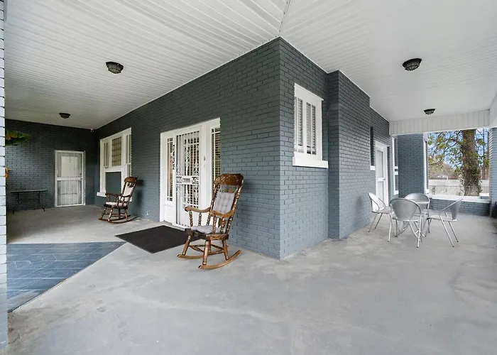 Spacious Homey Stay With Games, Gym, Near Downtown
