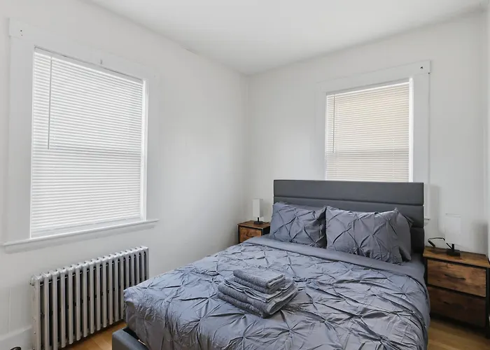Newton Newly Renovated 3Br Apt