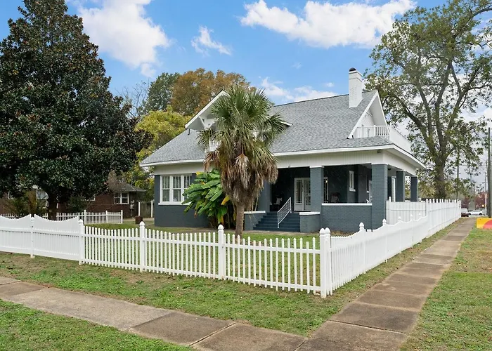 Spacious Homey Stay With Games, Gym, Near Downtown