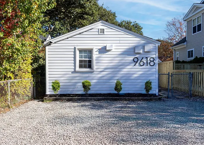 Cozy Modern Retreat • Walk To The Beach