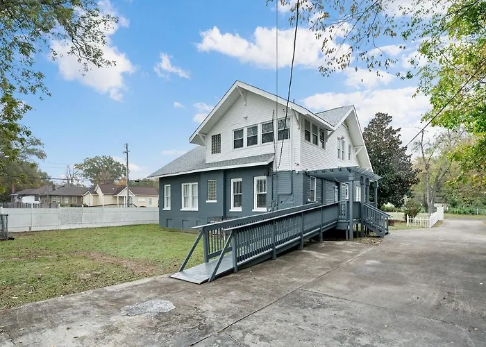 Spacious Homey Stay With Games, Gym, Near Downtown