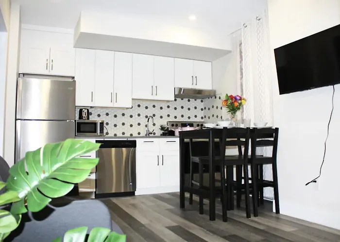 Cozy Stays Free 10 Cad Daily Breakfast Voucher Per Guest Decarie Snowdon Metro 12 Mins Downtown Effective Reservation Made After September 07