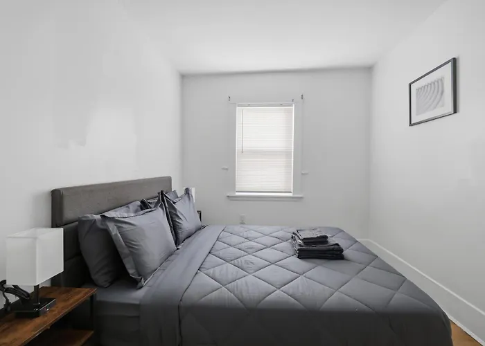 Cozy&Spacious 6Br Home In Newton