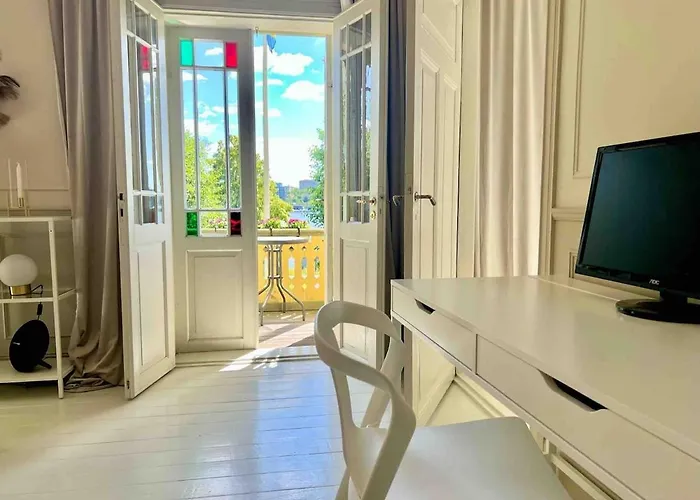 Historic Apartment By The Water Sthlm
