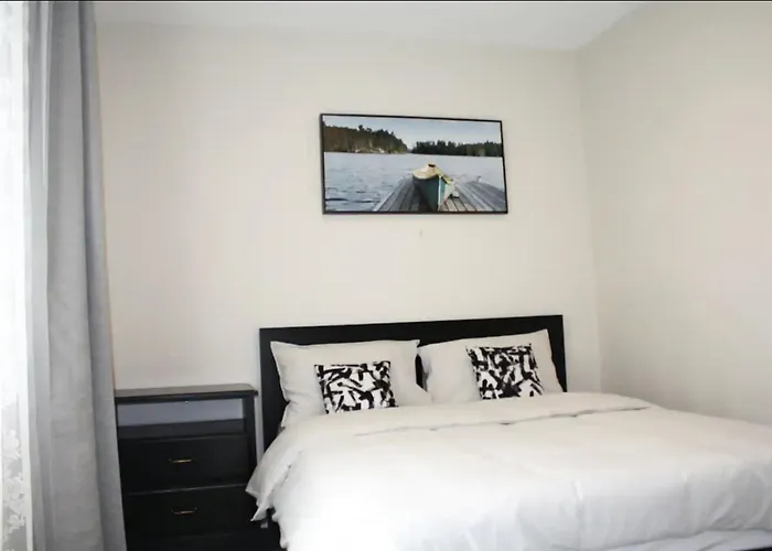 Cozy Stays Free 10 Cad Daily Breakfast Voucher Per Guest Decarie Snowdon Metro 12 Mins Downtown Effective Reservation Made After September 07