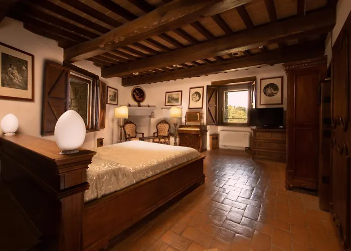 Hotel con piscina: Castello Di Petroia