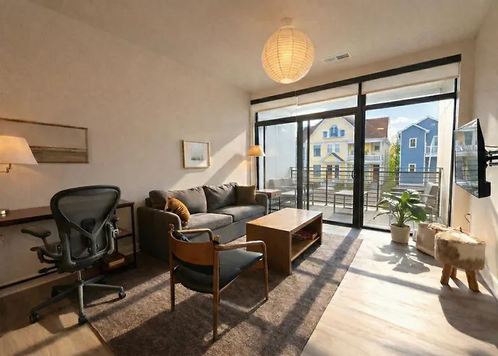 East Side Luxury 1Br Apt - Near Brady St With Balcony And Lounge - Sleeps 4