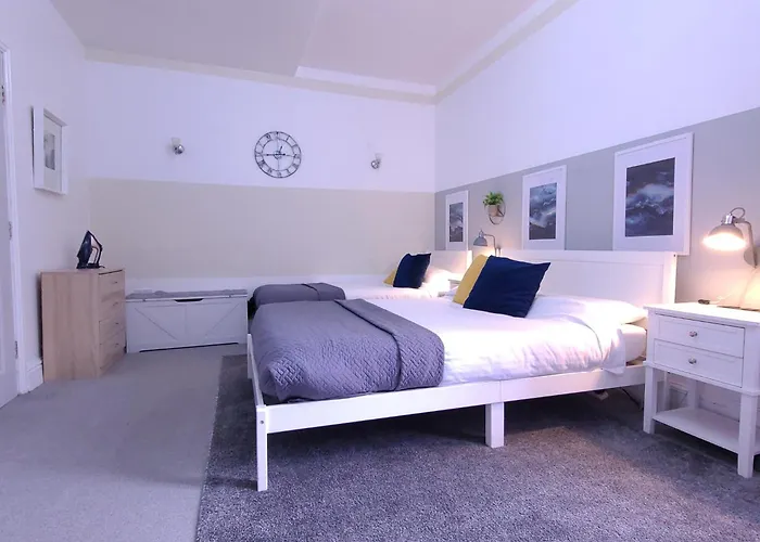 Wigan Central Park I Free Parking I Wifi I Suite Serviced Apartments