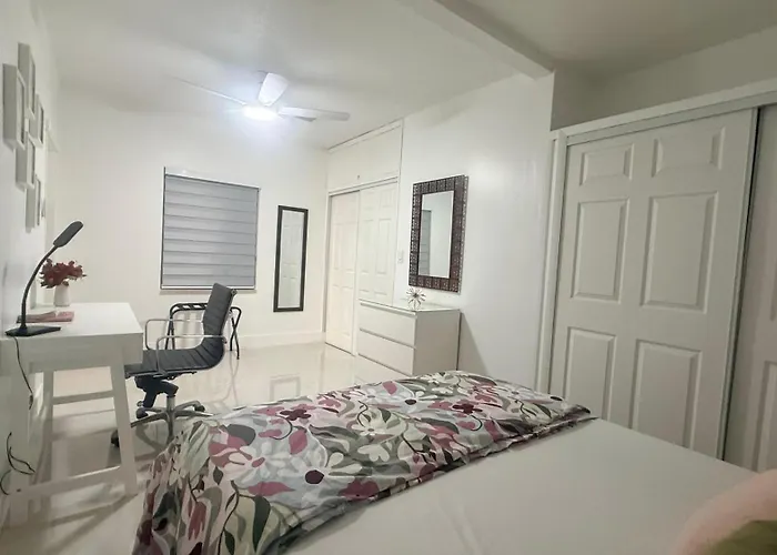Comfortable Modern Apartment- Central Location.