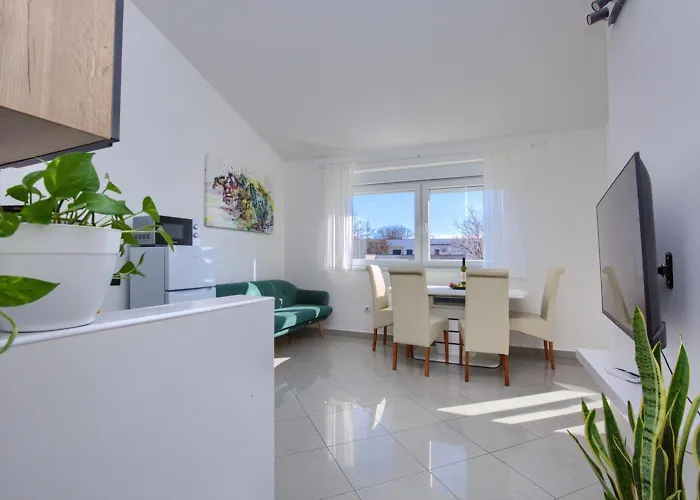 Cozy Apartment With Private Parking Medulin