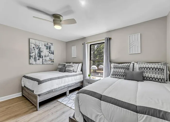 15% Off! Front Porch W/ Wi-Fi & Private Parking