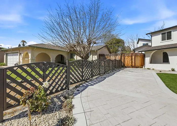 Angie Oasis Yard, Loft & Stocked Kitchen