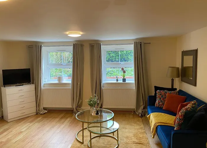 Riverside 2 Bedroom Apartment - Central Location