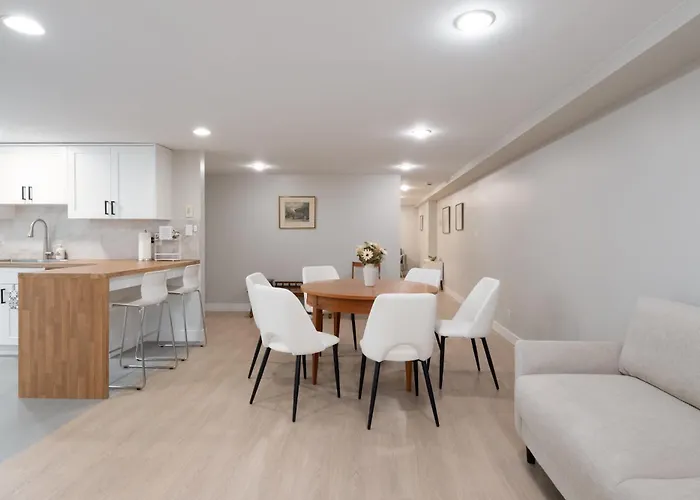 Stylish Scenic Oasis: 3-Bedroom Suite, West Van