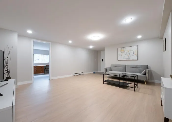 Stylish Scenic Oasis: 3-Bedroom Suite, West Van