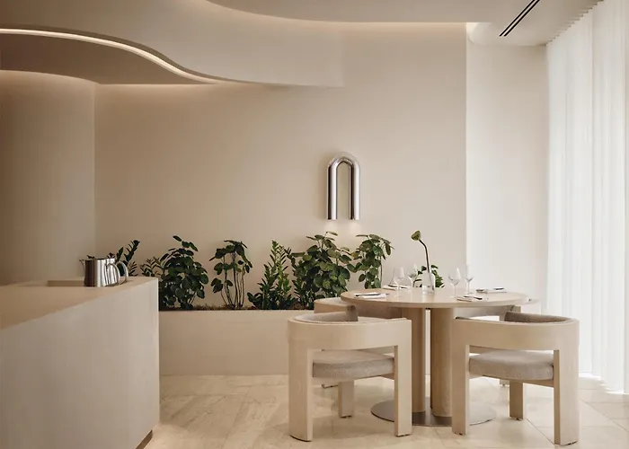 5 star hotels Vogue Montreal Downtown, Curio Collection By Hilton