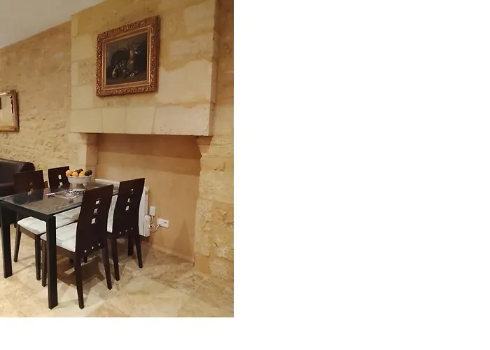 Le Grenier Du Chapitre Son Loft Avec Les Poutres Et L'Appartement Une Chambre Sans Les Poutres