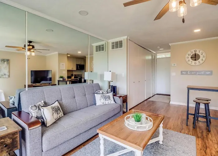 Lakeside Villa - Quite Location, Walk To The Country Club
