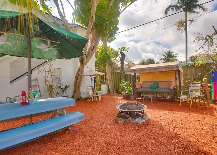 6 Mi To Palm Beach: Studio W/ Pool Access!