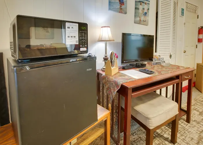 6 Mi To Palm Beach: Studio W/ Pool Access!
