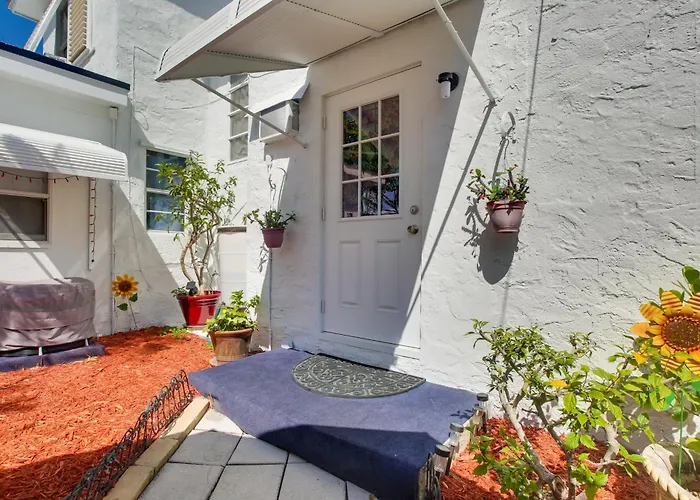 6 Mi To Palm Beach: Studio W/ Pool Access!