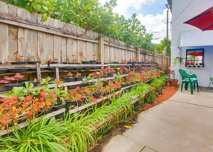 6 Mi To Palm Beach: Studio W/ Pool Access!