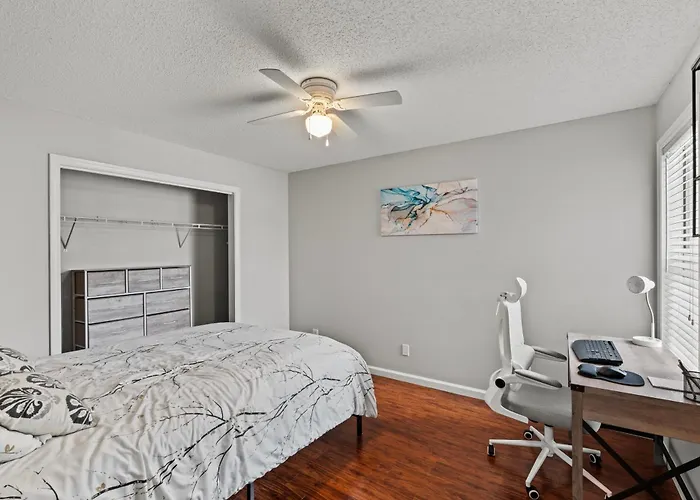 Spacious Corporate Condo - 2Bd/2Ba