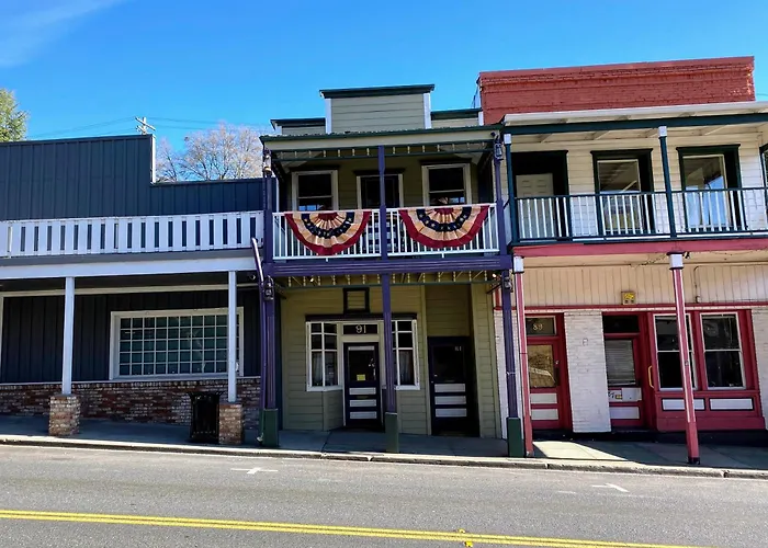 Historic Washington St Balcony