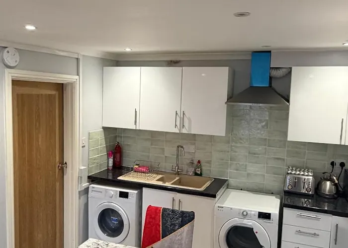 Modern Studio In Newport City Centre Free Parking & Wifi Sleeps 2