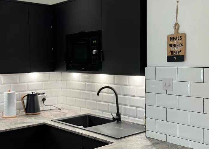 Stylish 2 Bedroom Coastal Apartment Near Crosby Beach & Liverpool
