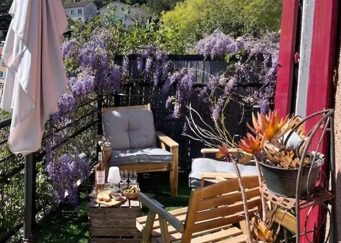 Les Capucines, Comme Chez Soi, Loin De Chez Soi