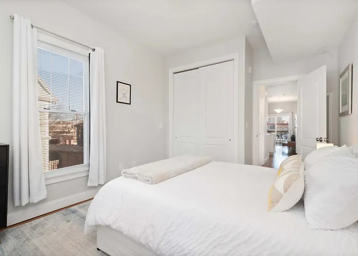 Jennifer'S Chic Downtown City Views Private Deck