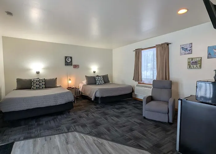 Lakeside Double Queen Suite Upper-Level Retreat