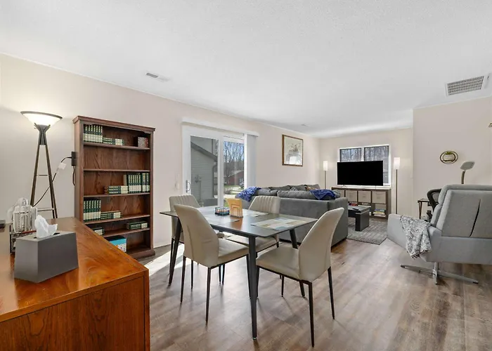 Cozy 2Br - Condo -Near Zoo - Fast Wifi -Garage