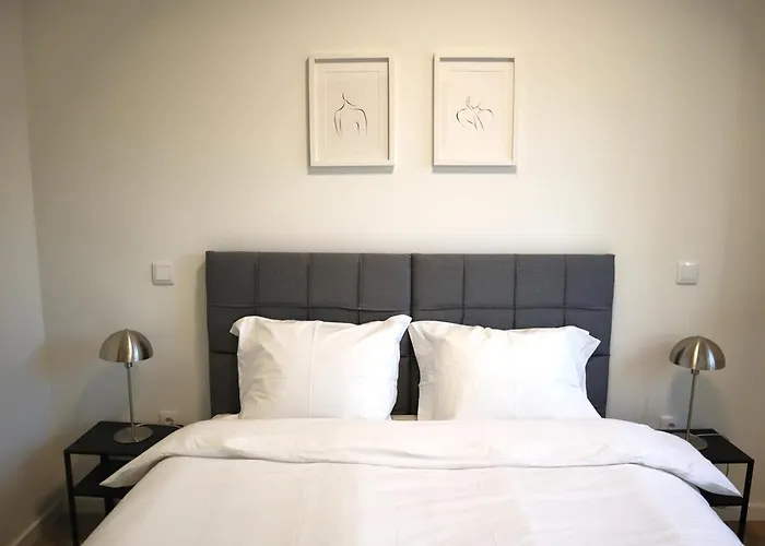 2 Bedroom Apartment Metro 2 Min Porto 15 Min Parking
