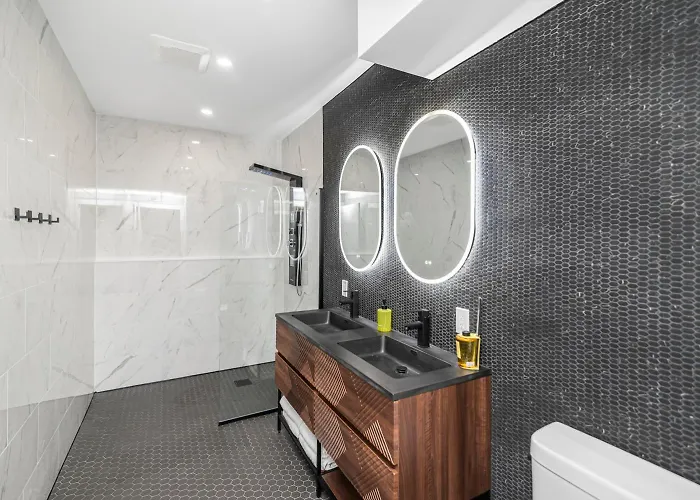 Cozy Spacious 2Br Suite With Parking & Wi-Fi