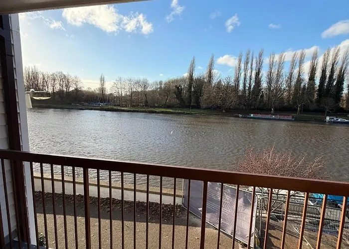 Elegant 1-Bedroom Flat With Stunning Thames Views