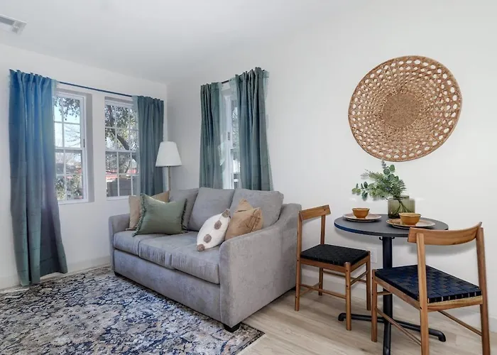 Lions Lair - 1 Bedroom 1 Ba Home Coffee Smrt Tv Wifi