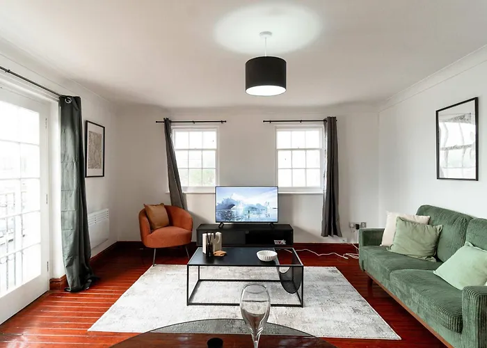 Bright 1 Bed Harbour-Side Apartment With Balcony