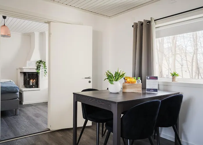 Guestly Homes - Cosy 2Br House Near City