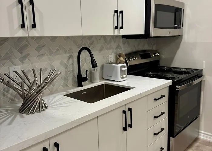 Spacious High Ceiling Lower Level Suite-New & Cozy