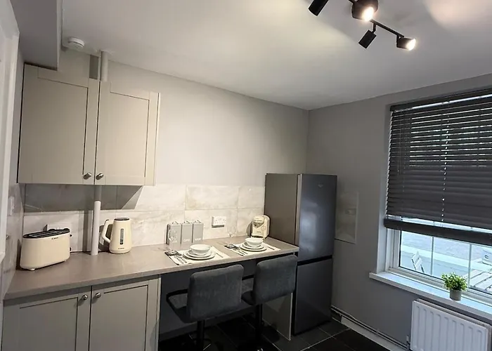 3 Bedroom Apartment With Balcony In London, Free Parking