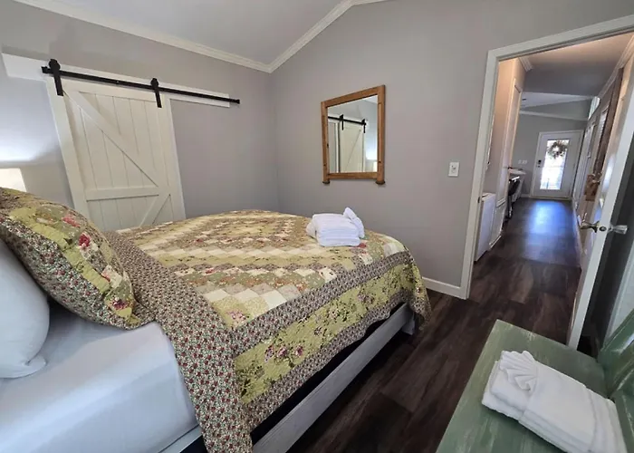Romantic Getaway Hot Tub Keyless Arrival
