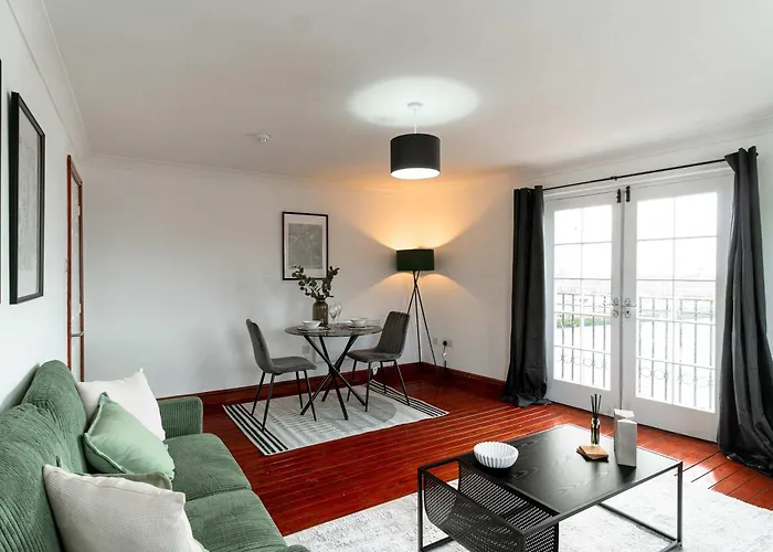 Bright 1 Bed Harbour-Side Apartment With Balcony