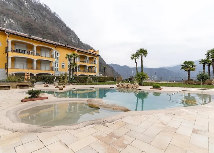 Elegant Lake View Apartment With Pool