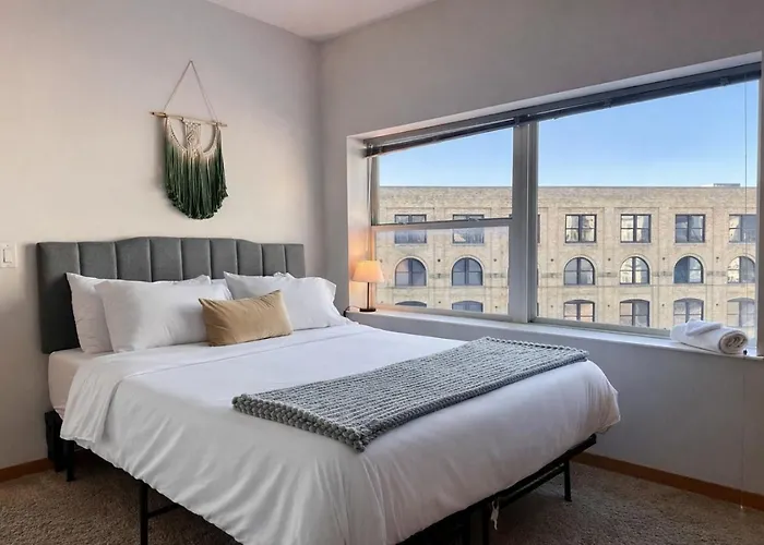 The Brady Corner Suite - Near Fiserv With Balcony - Sleeps 4