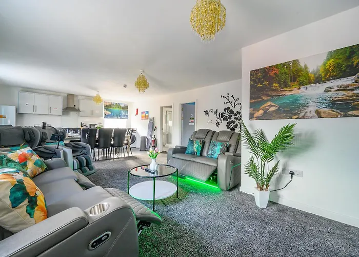 F2Th - Stylish Treehouse Flat In Batley