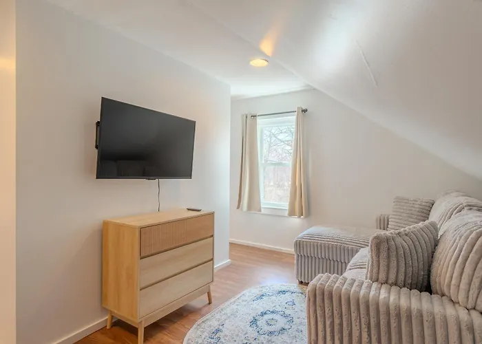 Salem 4Bdr Near Downtown & Train, Free Parking