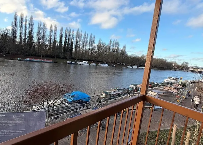Elegant 1-Bedroom Flat With Stunning Thames Views